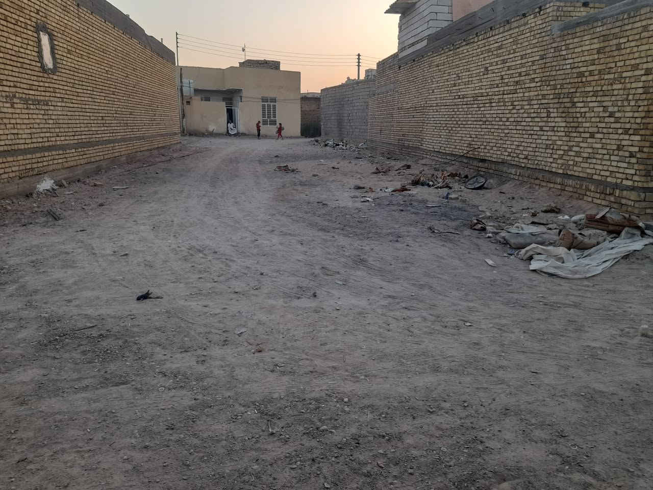 سلام عليكم قطعه للبيع مساحه200متر نزلة سيد خليل قرب مدينة الألعاب مقابل ام العباس مدفونه ومفروشه سبيس ومحدوله قريبه ع الطابو وبيها وصل تواصل *********** الاتصال ع هاذه الرقم
