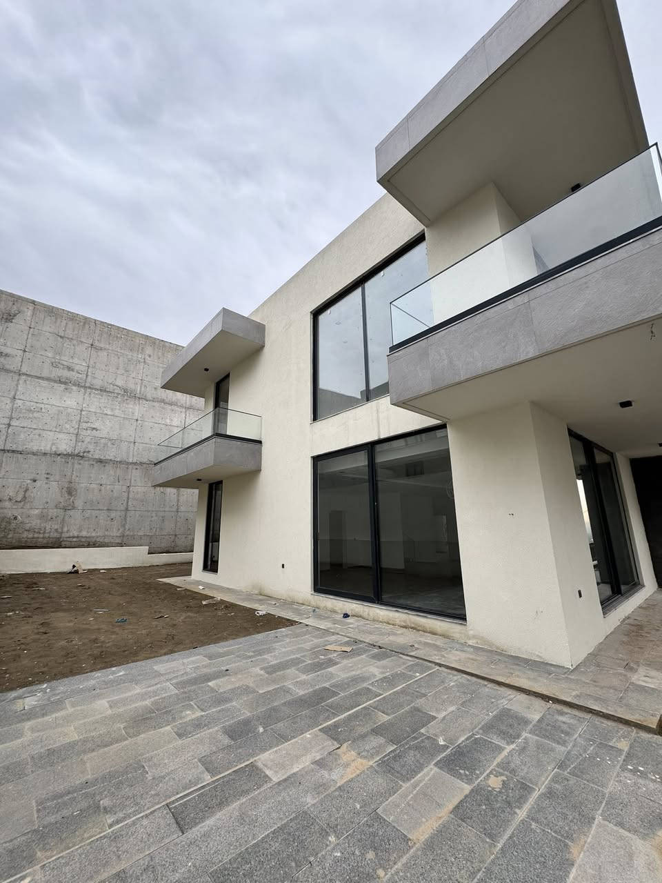 ‼️ عرض حصري – بيع مستعجل جدا ‼️
📍 مجمع ماربيلا 2 | Marbella 2

ڤلة للبيع نقدًا ضمن أحد أرقى المجمعات السكنية،
موقع مميز جدًا وتشطيب راقٍ بسعر تنافسي 🔥

🔹 المساحة: 320 م + ١٢٠ م حديقة فضله
🔹 الواجهة: غرب (إضاءة وتهوية ممتازة)

📞 للاستفسار والتواصل :
مكتب VIP دهوك للعقارات
☎️ 0750 217 9420
☎️ 0770 818 0740

🔑 فرصة ذهبية للسكن الراقي أو الاستثمار المضمون

#ماربيلا2 #Marbella2 #مجمع_ماربيلا #Marbella_Compound #فلل_للبيع
