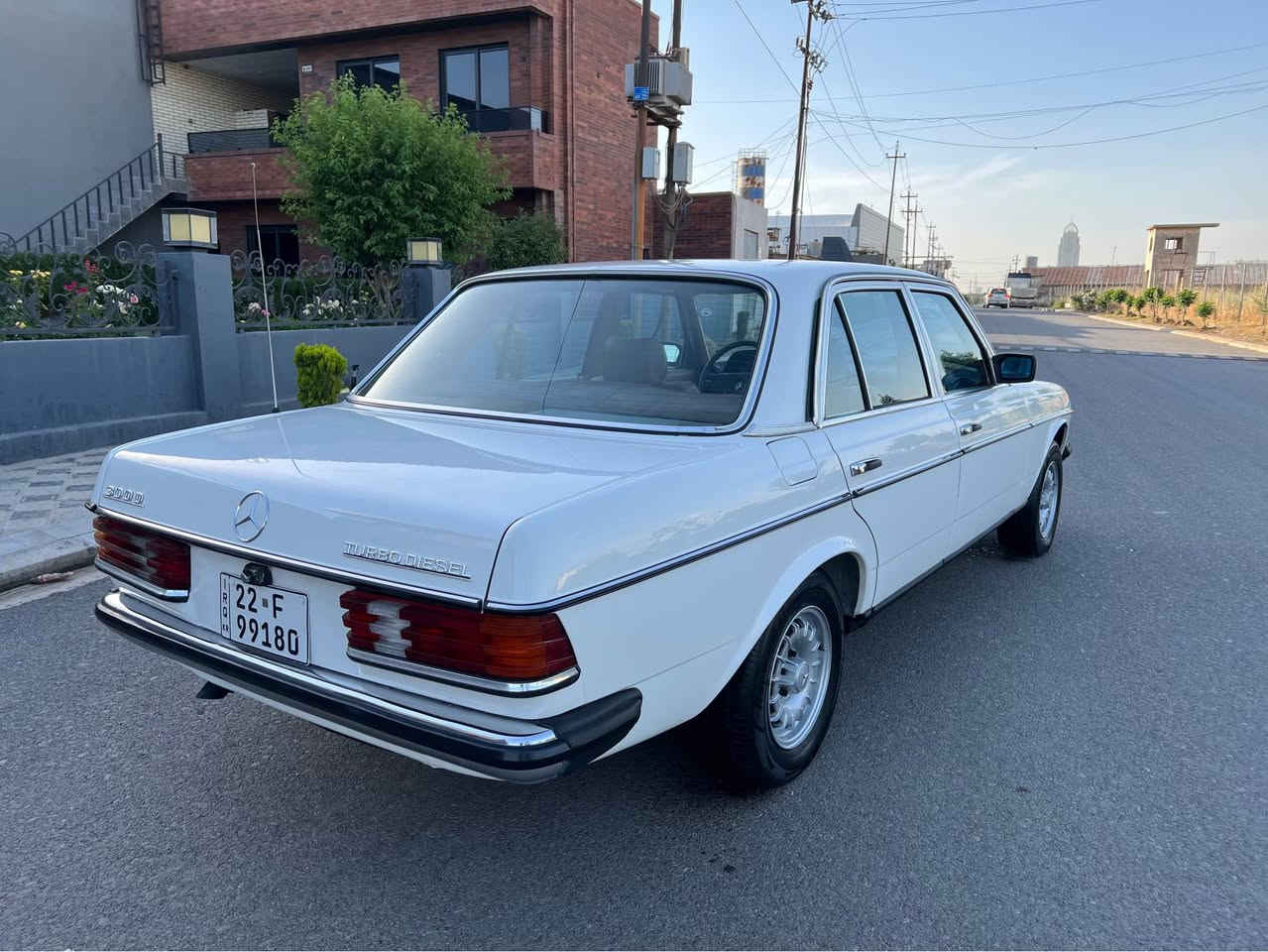 🚨🔥 مرسيدس الكلاسيكية الأصلية… E300d 🔥🚨
Mercedes-Benz E300d – 1984 
💰 السعر؟ 95 ورقە

💥 كلاسيك ألماني + وضع الشركة 💥
الموديل: 1984
دخول جديد 🔥
الرقم: أربيل

━━━━━━━━━━━━━━━
🔥 الحالة:
محرك + گير بلادي ✅
تبريد شغال 💯
داخل وخارج السيارة بلادي
على وضع الشركة 😈

📞 ***********
📞 ***********
📍 أربيل – معرض هاشم للسيارات أربيل, العراق
