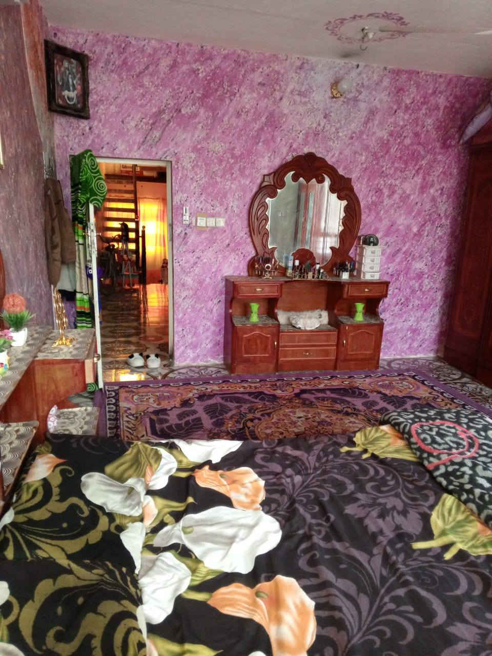 الدار للبيع قاطين المساحه100 العنوان الدبيسات مقابل مستشفى الحكيم شارع ناصر باله يتكون البيت من ستقبال وصاله مفتوحه على الطابق الثاني ومطبخ وغرفة عدد 2 وصحيات  البناء2012 السعر 95مليون بيه مجال الاتصال *********** مكلف بالنشر
