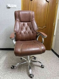 ميز مكتبي بي نقص تايرين مكاني بغداد الغزالية السعر 25000 وبي مجال بسيط...