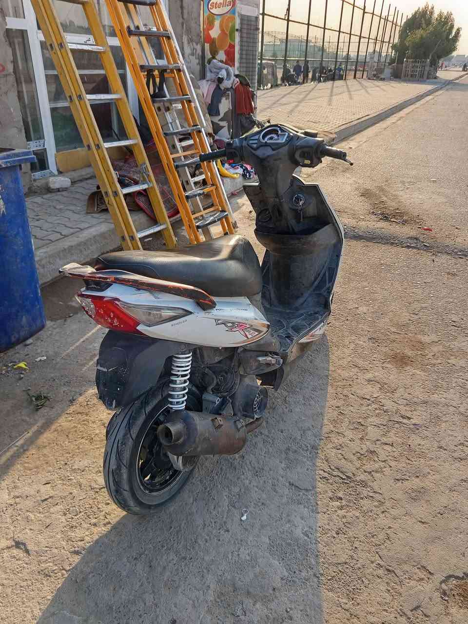 سلام عليكم دراجة 120 ماكس مضلع
الدراجة طفت بية واعتقد باتري لو. بلك مااعرف بيهن الله شاهد 
المهم ابيع الدراجة كوم حديد بس اني اكلك ما تكلفك 20 الف بس
الدراجة مامفتوحة مكينة ناعمة كلشي بية شغال لايت شاير سكن هورن بية كلجات رياضي معدل يخبل الله شاهد +مكاني بغداد حي النصر السعر175 وبية مجال بسيط رقمي بي وات ساب ***********
