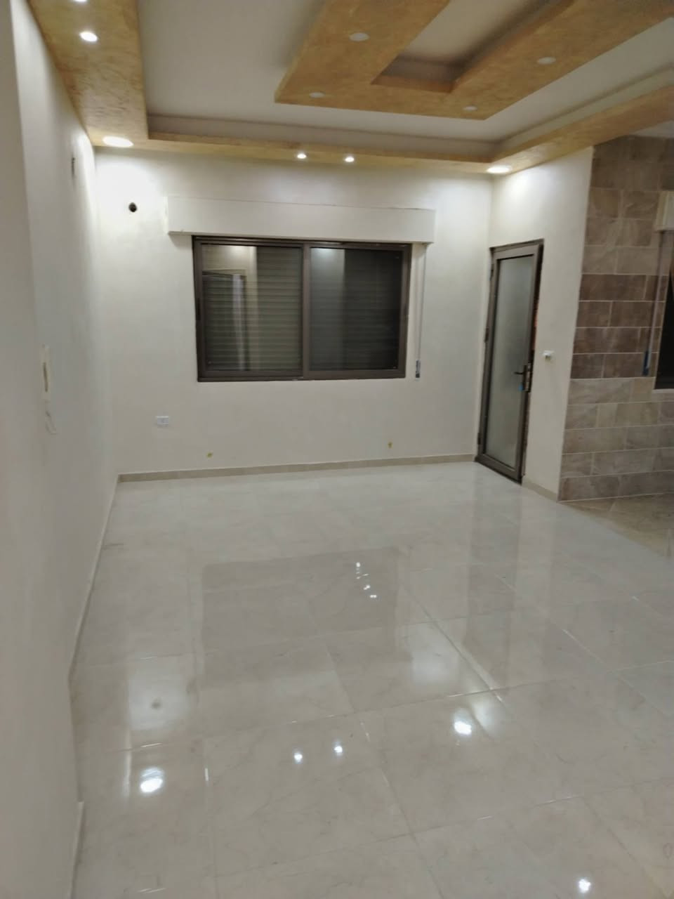 💎💎💎شقه للايجار اربد مجمع عمان الجديد حي الورود 180 متر سوووبر ديلوكس شبه جديده طابق اول فني مع مصعد 
موقع جميل جدا وحيوي
3 غرف نوم واحده ماستر 3 حمامات غرفة ضيوف صاله مع مطبخ وبلكونه 
للإيجار 300 قابل للتفاوض بعد المعاينة 💎💎💎
للتواصل والاستفسار 0798752334


**إذا كنت صاحب هذا الإعلان وتريد حذفه لأي سبب، رجاءا أرسل رسالة إلى الدعم الفني**