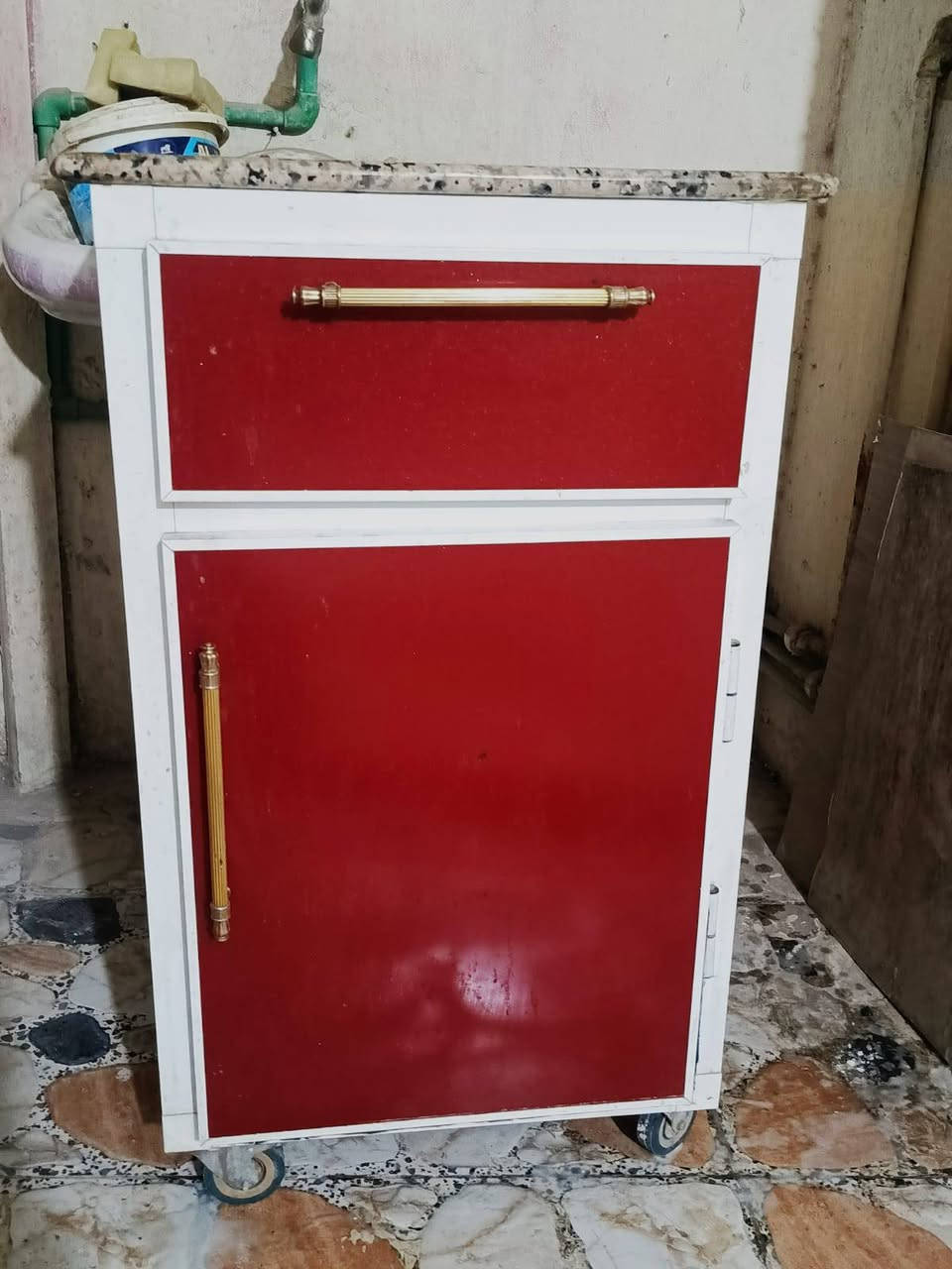 ميز الالمنيوم كلش كلش نضيف وتزكام يصلح دخل محل ويصلح للطباخ المنضدي سطحه كرانيت سعره مناسب الشراي يتفضل خاص ***********
