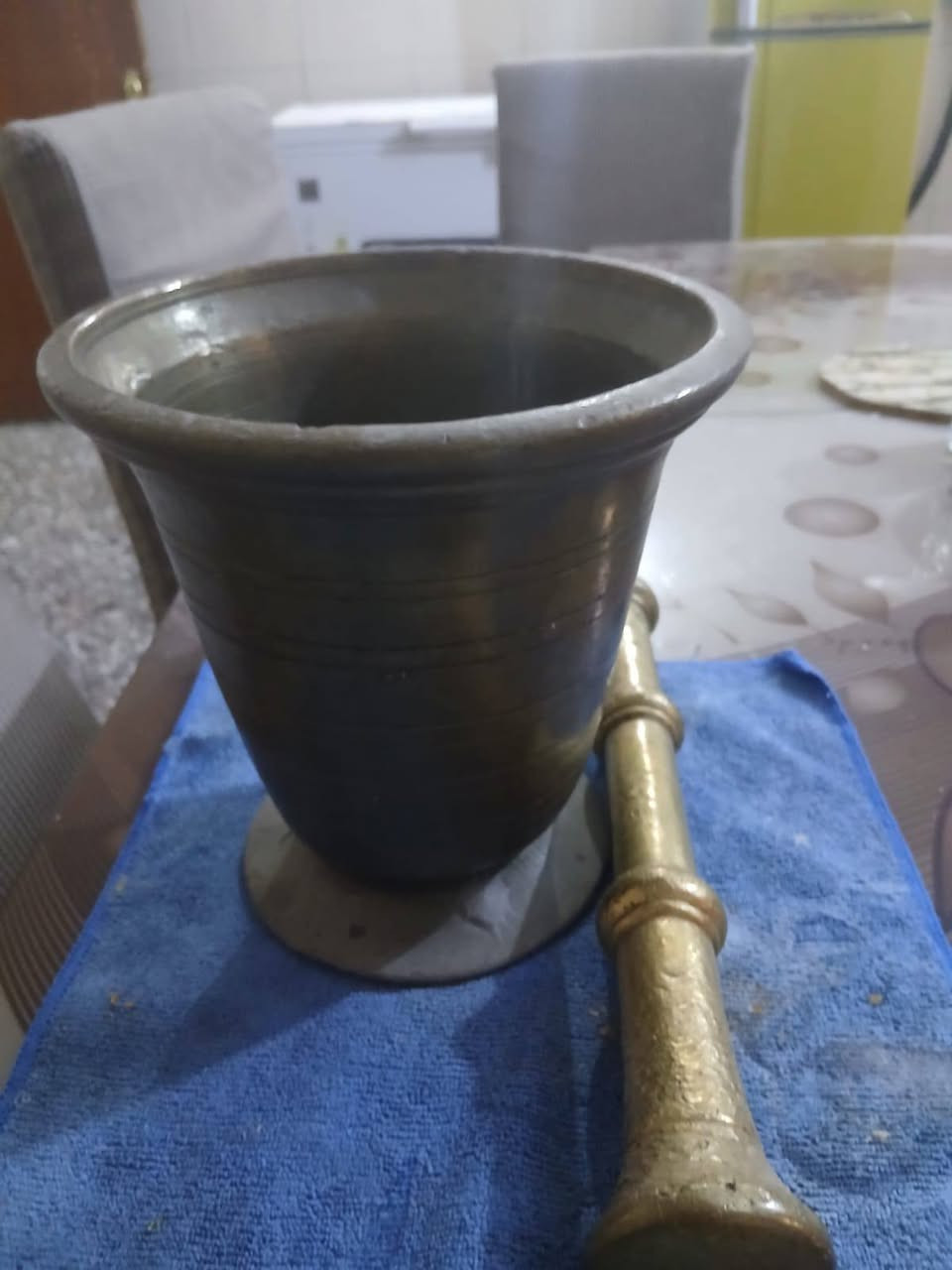 السلام عليكم اخوان هاون ونَجِر نحاسي عراقي قديم (أنتيك) للبيع ⚜️للتواصل الاتصال ***********غير متواجد ع الفيس
