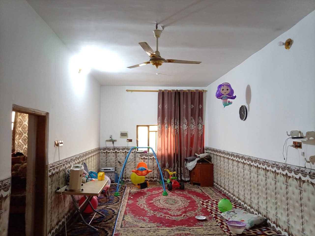 سلام عليكم بيت للبيع المساحه ١٥٦ متر عده الفضله طابو صرف غرفتين واستقبال وصاله ومطبخ وصحيات ركن على شارعين الحريه حي البشائر جيران ذهب صافي سبب البيع ضروف السعر ٨٥ والشراي يدلل التواصل على الرقم... ***********) أبو محمد
