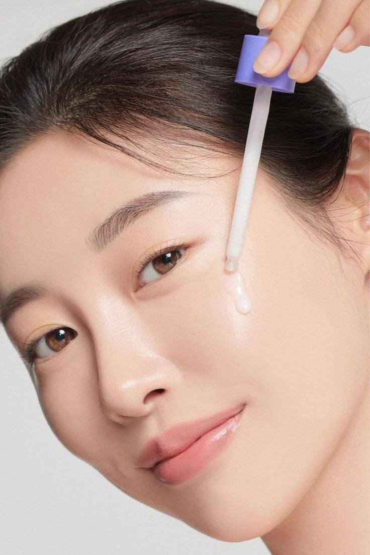 🌟 جدد بشرتك مع سيروم SOME BY MI Retinol Intense Reactivating Serum! 🌟
هل تبحثين عن الحل المثالي لمكافحة علامات التقدم في السن وتحسين مظهر بشرتك؟
 جربي سيروم ريتينول SOME BY MI Retinol Intense واستمتعي بفوائد الريتينول الفعالة!

💜 المكونات الفعّالة:
الريتينول والريتينال : يعمل على تقليل التجاعيد والخطوط الدقيقة وتحفيز تجديد خلايا البشرة بالاضافة الى تحسين اثار الحبوب.

💜 الباكتشويل : له نفس فوائد الريتنول مع استقرار وثبات اعلى بالاضافة الى ترطيب البشرة.

💜 حمض الهيالورونيك: يمنح بشرتك ترطيبًا عميقًا ويجعلها ناعمة وممتلئة.

 💜 نياسيناميد: يساعد في توحيد لون البشرة وتقليل ظهور البقع الداكنة.

💜 سيراميدات :تدعم حاجز البشرة وتمنع فقدان الرطوبة.

💜 السنتيلا اسيتكا التي تهدئ البشرة وتخفف الاحمرار والتحسس. 

فوائد السيروم:
- تقليل ظهور التجاعيد والخطوط الدقيقة.
- ترطيب عميق للبشرة ليمنحها مظهرًا ممتلئًا وشبابيًا.
- تحسين لون البشرة وتوحيدها.
- تعزيز مرونة البشرة وجعلها أكثر نعومة.
منشأ كوري 🇰🇷🇰🇷
السعر٢٠ الاف 
🚘يوجد خدمة توصيل لجميع محافظات العراق ٤ الاف🚘


**إذا كنت صاحب هذا الإعلان وتريد حذفه لأي سبب، رجاءا أرسل رسالة إلى الدعم الفني**