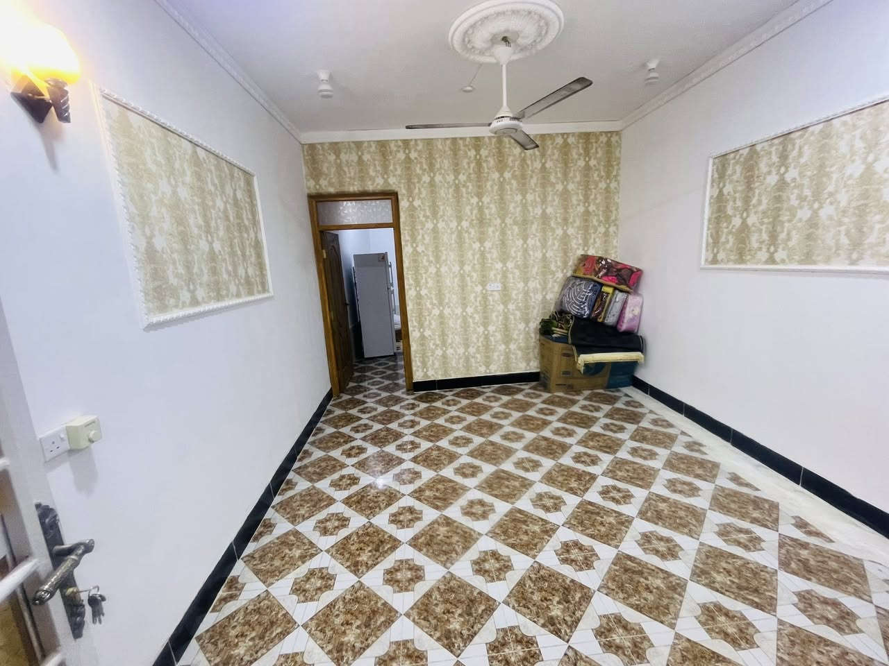 بسم الله الرحمن الرحيم 
مشتملات مشترك مجموع المساحه 250 م طابو صرف في حي الامير خلف البانزيخانه شارع الدكتور عزيز الزبيدي 

يحتوي المشتمل الاول على استقبال + صاله ومطبخ مشترك + غرفه نوم مع صحيات 

يحتوي المشتمل الثاني على مطبخ صغير + صاله مع غرف نوم عدد 2 مع صحيات 

الاتصال والاستفسار
***********
***********
#مكتب_انوارالمنتظر_للعقار
الزبيديه شارع الكراج عماره سيد هاشم تركي
