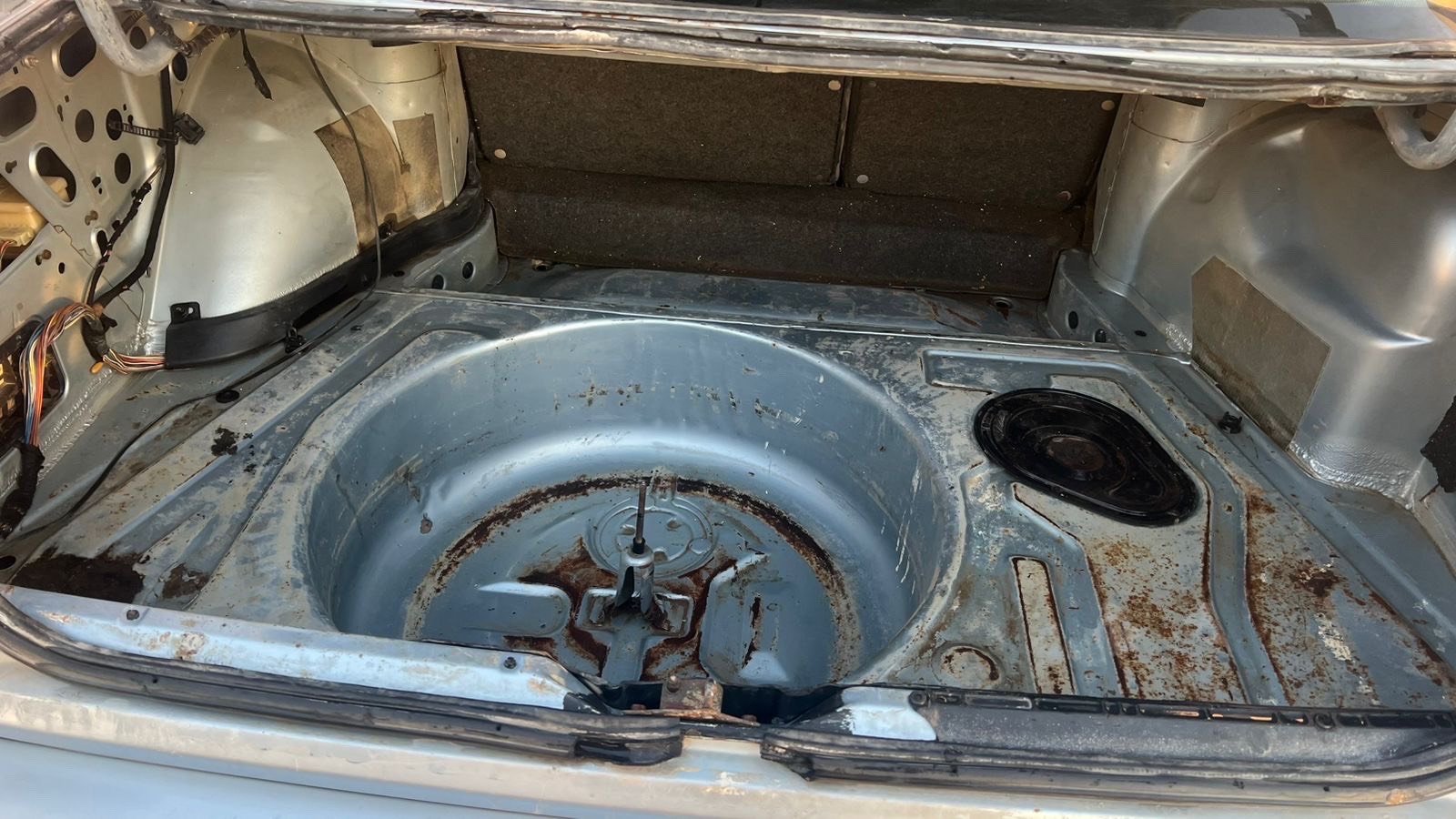 السلام عليكم BMW موديل 93 اصل سنويه بسمي رقم بابل الجديد محرك فانوس بيه بخار قليل كير جديد حداديه جديده بدون ضربه صبغ جماليه فتحه سقف مكان سياره حله مركز *********** السعر 60 $ بيه مجال