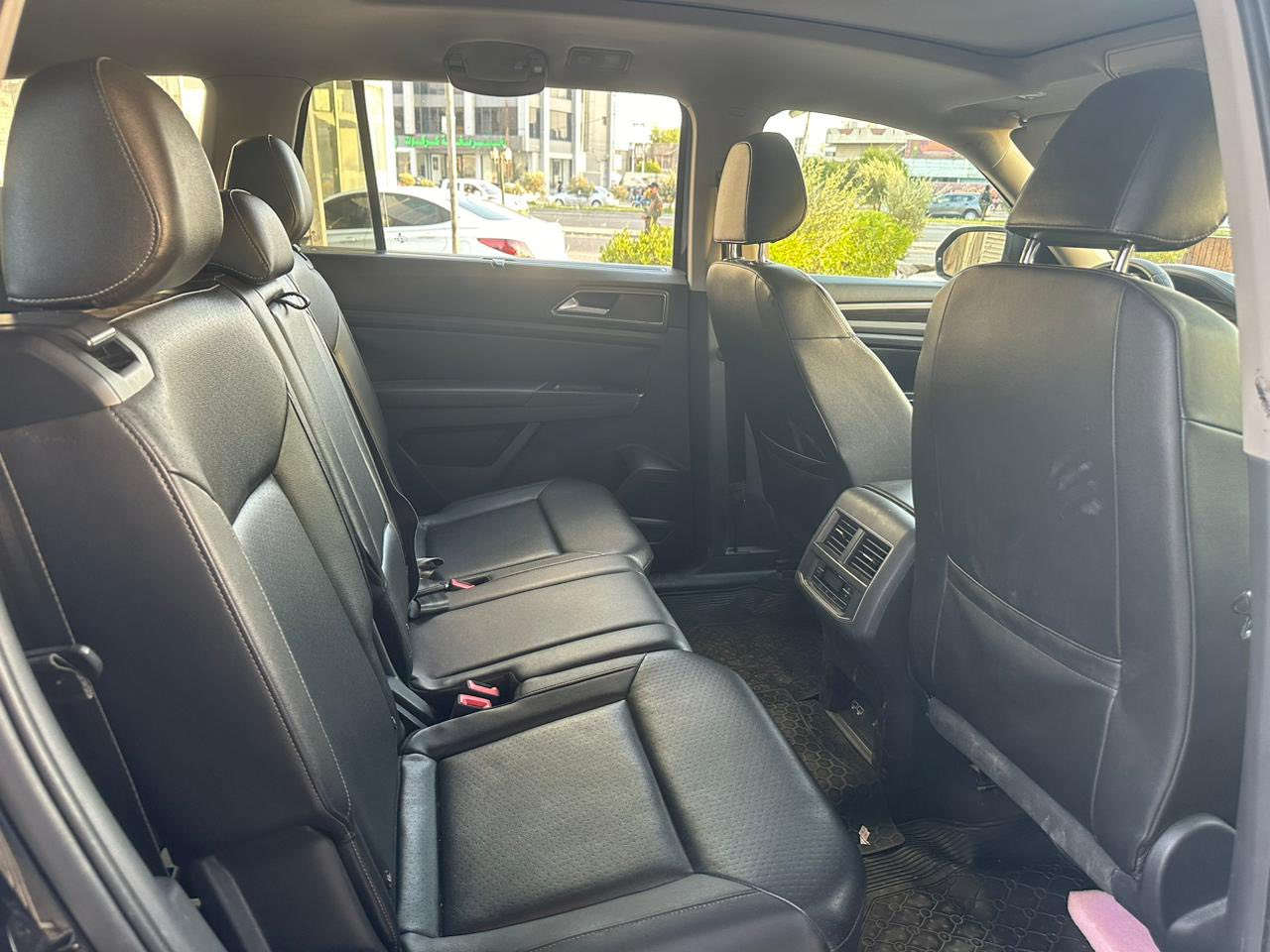 السلام عليكم
فولكس واكن اطلس (SEL) فول مواصفات 2018 
 محرك 6 سلندر
 7 راكب 
لون اسود
ماشية 116 الف ميل
سيارة بيها صندوق خلفي
 سيارة كلش جديدة ومناقصها شي 
تخم تاير جديد.
‏‎مواصفاتها
بانوراما 
بردات 
بصمة ابواب اربعة
جنطة كهرباء  
كشنات كهرباء 
كشنات جلد 
سايد بريك بصمة 
تدفئة بالكشنات 
رادار امامي 
تحديد مسار 
لد امامي
تبريد ثلاث قطع 
شاشة 
لايت زنون 
كامرة خلفية
‏‎تحكم استيرن 
‏‎ويل كب
‏‎جام اتو
وبيها مواصفات اخرى
‏ABS مانع انزلاق
‏‎السيارة  بسمي تحويل ثاني يوم مضمون 100/100
  السعر 225  وبيه مجال مكانها الموصل
 للاتصال_______***********
