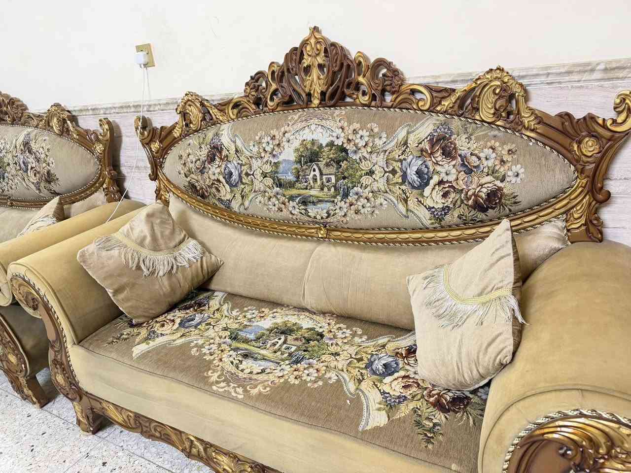 تخم استقبال كلاسيكي ملكي خشب محفور وجوبلان
تخم استقبال كلاسيكي فاخر، خشب محفور يدوي مع زخارف ذهبية، قماش جوبلان أصلي مزخرف، بحالة جيدة جداً. مناسب للصالات والمجالس الكبيرة. يتكون من ١٢مقعد 

مستعمل بحالة جيدة المكان بغداد البياع ***********
ب ٦٠٠ وبي مجال
