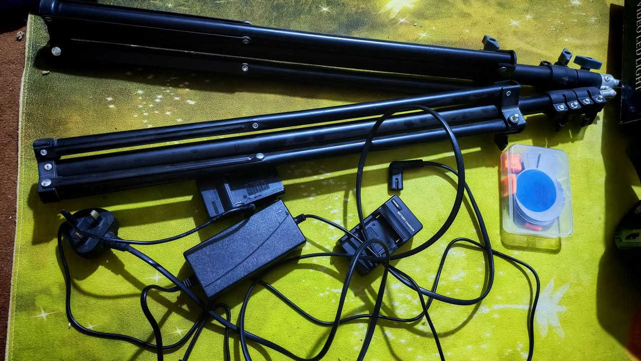 فرصة ذهبية للمصورين وصناع المحتوى للبيع بكج إضاءة كامل نظيف جداً.
​البكج يحتوي:
​✅ كشاف (Snoot Light) COB إحترافي: (لعمل إضاءة سينمائية ورسم نقشات بالخلفية).
​✅ ترايبودات (ستاندات) عدد 2 (كبار).
​✅ كامل ملحقاته: (فلاتر ألوان، أقراص معدنية Gobos، شواحن، وايرات). كهرباء مباشر فقط
​🌟 والعرض القوي: لوحتي إضاءة LED:
​1️⃣ لوحة (لايت پنل) كبيرة: (تاخذ بطاريتين - قوية جداً).
​2️⃣ لوحة (لايت پنل) صغيرة: (تاخذ بطارية وحدة) -> هاي هدية مجانية ويا البكج!
​🔬 الحالة: استخدام قليل جداً، يعني بحكم الجديد.
​💰 السعر النهائي: 175 ألف دينار.
​🚚 توصيل مجاني لكل العراق.
​🛡️ شرط الفحص أمام المندوب قبل الاستلام (افحص وشوف نظافة القطع بنفسك).


**إذا كنت صاحب هذا الإعلان وتريد حذفه لأي سبب، رجاءا أرسل رسالة إلى الدعم الفني**