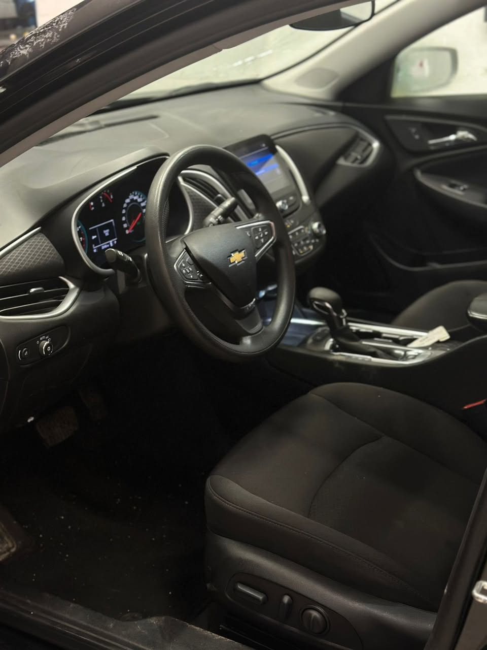 شيفرولية ماليبو LT موديل 2024
#الضرر  : شبر بالبونيد صبغ 
▪️المحرك : 1.5L توربو 
▪️حجم الويل : ويل كب حجم 18
▪️بصمات عدد 2 للأبواب مع بصمة جنطة وبصمة تشغيل وتشغيل عن بعد
▪️لايتات اصفر مع كشافات دعامية LED
▪️سايد بريك دگمة
▪️شاشة الدشبول حجم كبير ( ايباد )
▪️كامرة خلفية دوارة اصل مع الستيرن
▪️كشنات السيارة مخمل اسود 
▪️تدفئة لكشنات المقدمة
▪️تحكم فول كهرباء لكرسي السائق
▪️قطعتين تبريد امامي وخلفي
▪️ تشغيل عن بعد
▪️جنطة كهرباء
▪️سستم صوت 
▪️تحكم ستيرن جهتين بلوتوث وحاكية وكروس سرعة وتحكم صوت 
▪️نظام ABS مانع انزلاق
بدون رقم يترقم جميع محافظات كردستان 

السعر المطلوب : 125 ورقة مع المجال
 المكان اربيل 📍
الاتصال على : ***********
