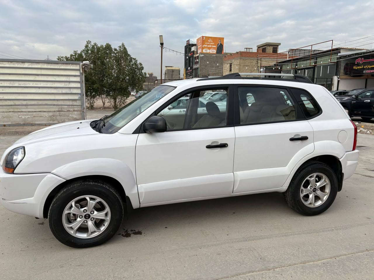 سلام عليكم توسان موديل 2010 السياره مكفولة كفاله عامه كير ومكينه مكفولات السياره خير من الله تخم تاير الداخل نضيف السياره جديده ولسياره بسمي والسعر 130 وبيهة مجال رقم *********** عنوان بغداد
