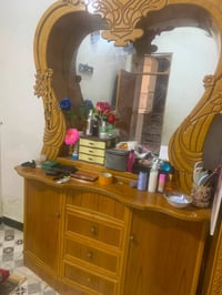 ميز مرايه • ضخم • مرتب