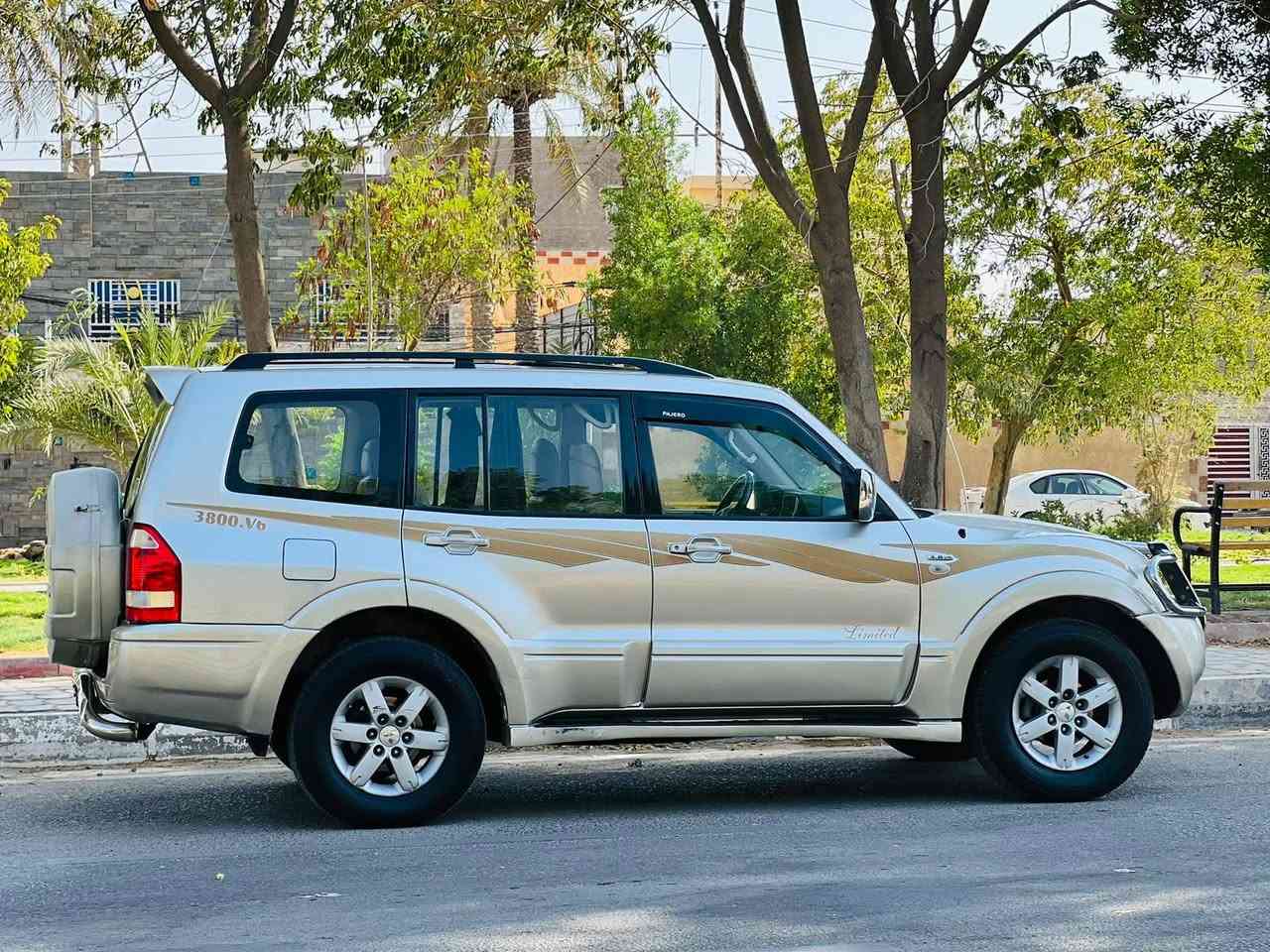باجيرو موديل2006 خليجي السعر 85قابل لتفاوض للاستفسار *********** كفاله عامة صبغ وتبديل عدا البنيد رش اثر جراد السونار مرفق مع الصور سيارة  فول مواصفات GLS  أعلى فئه فتحة سقف شاشة كامرة تبريد ثلاث قطع ثلج دواخل بيجي  مكينةسته سلندر  كيرحدادية تخم تاير كله جديد رقم بغداد سنوية28 مكان السيارة كربلاء المقدسة
