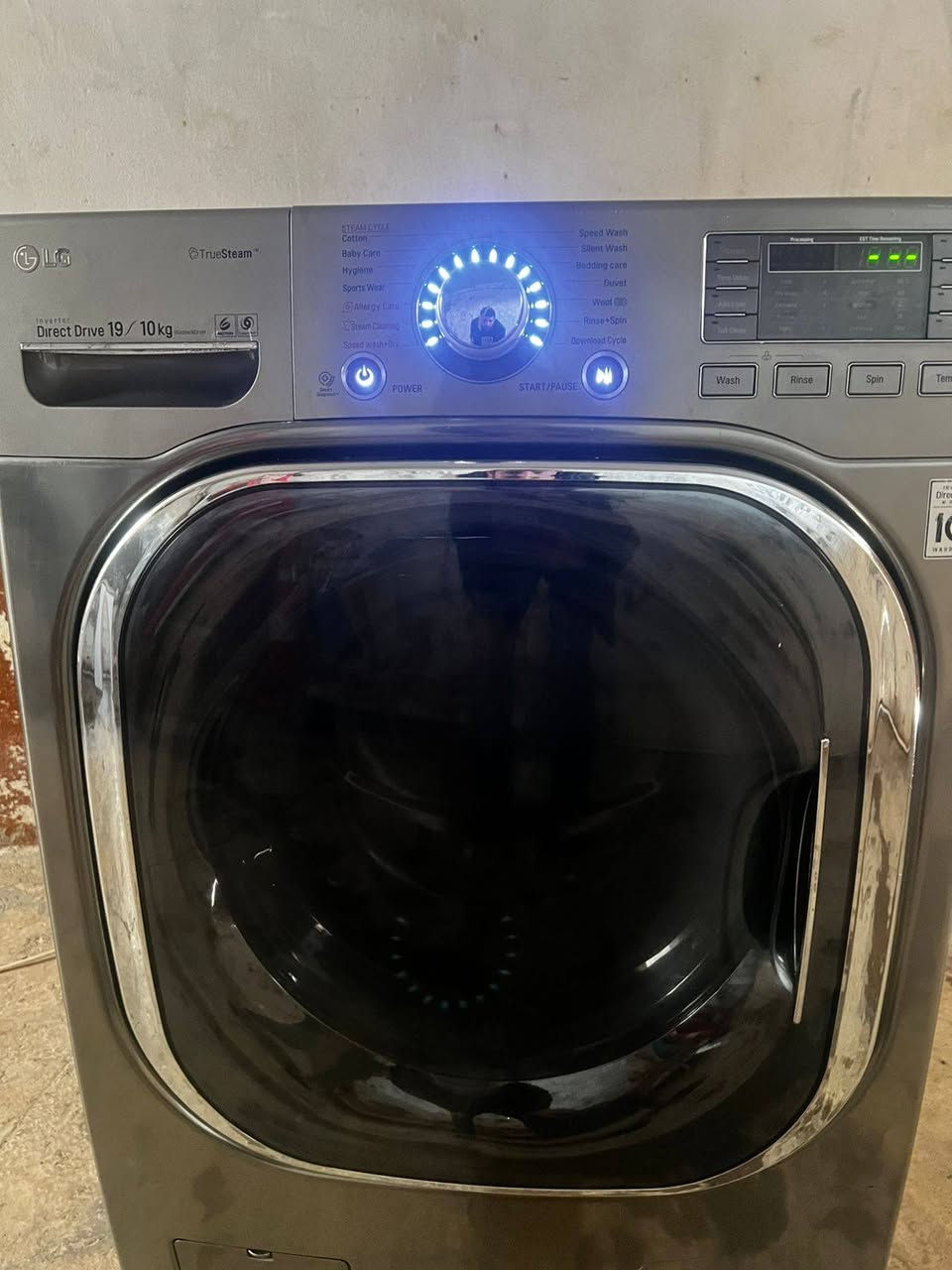 غسالة الجي LG كوري الاصلي حجم 19 كيلو أكبر حجم فوول مواصفات شغال نظيف اخت جديد السعر  500 دولار بي مجال بسيط *********** عنوان دهوك كريباسي.. للعلم سعر الجديد 11 ورقة
