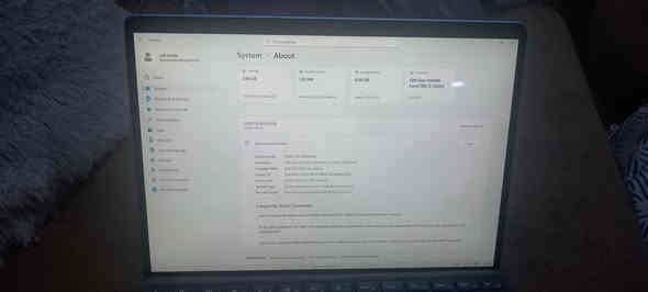 جهاز Microsoft Surface Pro 9 – للبيع

الحالة: نظيف جداً / استخدام خفيف
الملحقات: ( كيبورد، قلم بلوتوث + شاحن اسوس 65 واط تايب C …)

المواصفات:

المعالج: Intel Core i5 – الجيل 12 (12th Gen)

الذاكرة التخزينية: 256GB SSD

الرام: 8GB

الشاشة:

قياس 13 إنش لمس 

دقة 2880×1920

تقنية PixelSense

تدعم 120Hz

كرت الشاشة: Intel Iris Xe Graphics

نظام التشغيل: Windows 11

البطارية: تدوم حتى 6 ساعة حسب الاستخدام

الاتصالات:

Wi-Fi 6

Bluetooth 5.1

المنافذ:

منفذين USB-C (Thunderbolt 4)

الكاميرات:

أمامية 1080p

خلفية 10MP

الوزن: حوالي 880 غرام

الجهاز سريع ومناسب للدراسة والعمل.

لا يحتوي أي مشاكل.

بطارية ممتازة.

السعر المطلوب: 850 الف دينار عراقي
واتساب : ***********
بفداد / الشعب
