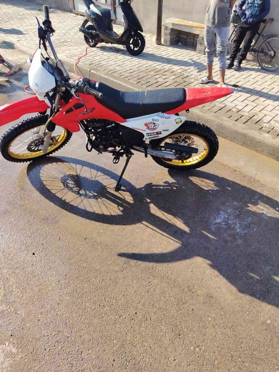 *********** دراجه قفاز. ابيع كوم.    بدون اوراق. اكاتبك ويه صاحبه الشرعي.   سعر 600وبيه مجال نقصه بس باتري باتريه ضعيف. بيه لاستيك ولف.
