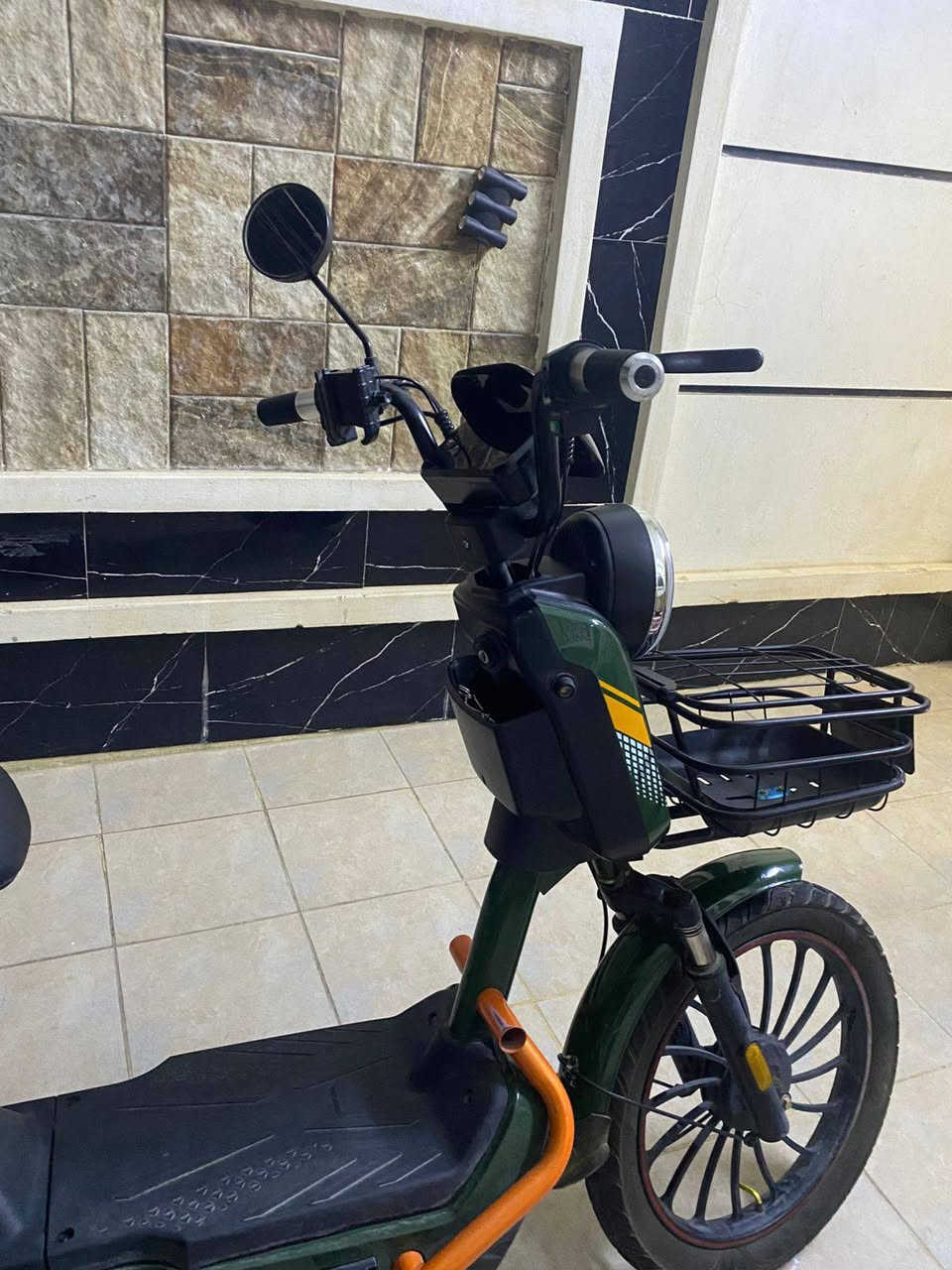 موطور 🛵🛵 للبيع  موطور شحن ويحتوي على 5 بطاريات كبار ويحتوي على سويج وبصمه ويحتوي على حساسات فرامل وحساس انذار🚨ويحتوي على شاشه  والسعر 490 وبيه مجال *********** أو التواصل خاص

