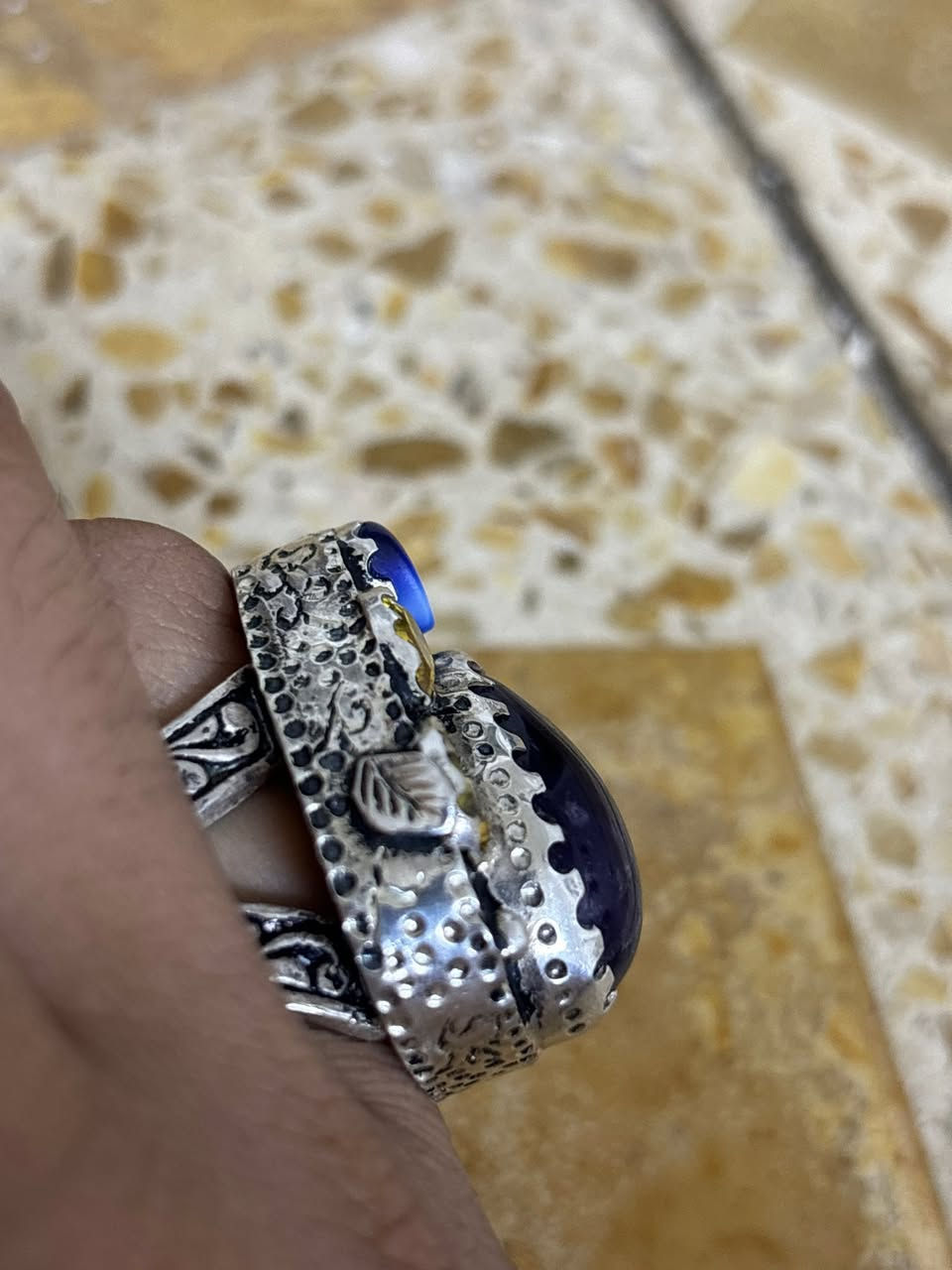 خواتمي الشخصيّة للبيعة
أوّل خاتم فضة ٩٢٥ عقيق يماني أنسي 
صياغة ثقيلة جدّاً مخطوط آية الكرسي

الثاني خاتم جمشت
 فضة عيار 1000 صياغة المُبدع وليد خالد مطعم بأربعة أحجار سترين صياغة ثقيلة جدّاً 

الخاتم الثالث صياغة الدلوة فضة ٩٢٥ لحجر الجزع صياغة ثقيلة 

 الخاتم الرابع فضة ٩٢٥ عقيق يمني أصفر ( شرف الشمس ) 

مخطوط ( علي ولي الله )

الخواتم كل واحد و سعره 
و راح أبيعهن بأسعار معقولة يعني مو نفس أسعار السوگ 

اليريد يعرف الأسعار يراسلني أو يعلّق و آني أراسله و بالخدمة


**إذا كنت صاحب هذا الإعلان وتريد حذفه لأي سبب، رجاءا أرسل رسالة إلى الدعم الفني**