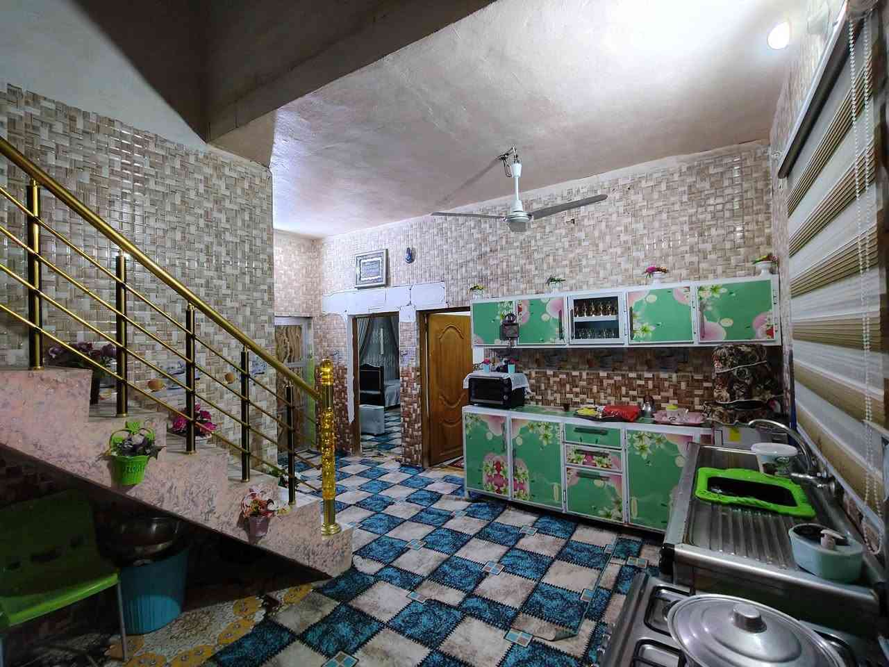 السلام عليكم بيت للبيع واسط حي الحكيم قرب البانزين خانه يبعد عن الشارع 250 المساحه 180 يحتوي على غرفتي النوم وصاله واستقبال وصحيات وطرمه بناء طابوق كافه خدمات من ماء ومجاري وكهرباء مرقم من قبل لبلديه طابو زراعي سند 25 سعرخاص لمراجعه دلاليه سيد حيدر ***********
