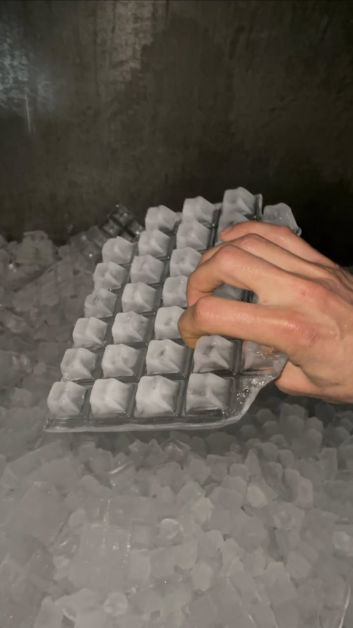 ايس مكير ثلج 🧊 بلوري ❄️ ايطالي 🇮🇹 الصنع انتاج 500 kg كيلو باليوم دبل قالب يعني قالبين اذبلك كل تنزيله كلش جديدة وع بلااد خزانها ستل استيل يسع لل واحد طن ونص 1500kg من الثلج عازل حرارة وبرودة بسعر كلش مناسب للاستفسار مراسلة الصفحة او الاتصال + واتساب ***********
