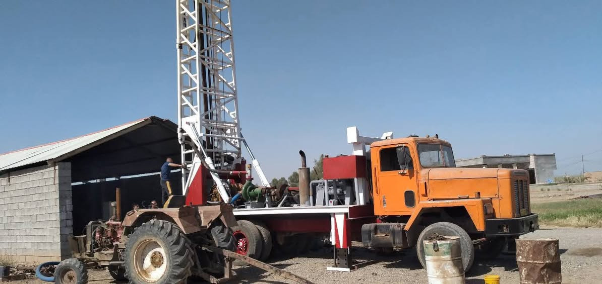 للبيع حفارة برينة إنتاج 2025 مع عربانة استاين حديد بليت وچنلات جديد جاهزة للعمل برج 16 متر كلي 11 متر 6 انج ستانة قطر 4.5 الطول 9.5 متر معاها 20 استانة 200 متر  وروس حفر 12 و14 انج كل أجزاء العمل فيها جديدة محرك جديد مامفتوح خنزيرة جديدة حبل صوندات راوتر ونج 30 طن اربع جگات تثبيت عالارض المكان صلاح الدين الإستفسار ،
***********
***********
