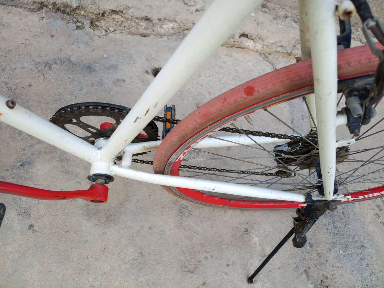 بايسكل سي 700 نضيف للبيع حجم 28 m. المكان بغداد السيدية للاتصال على ,*********** الخط أو على الواتساب السعر 75 اوبي مجال
