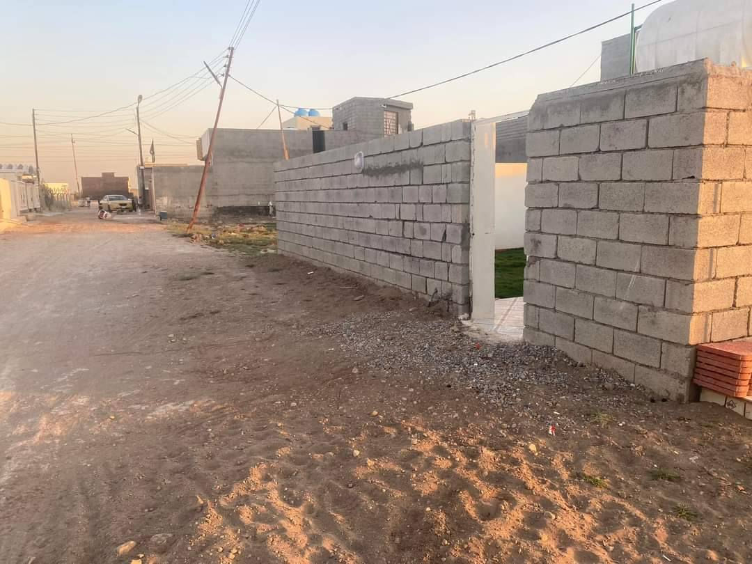 قطعة ارض للبيع في برغة ١١٠ مربعة تبعد عن الشارع العام ٧٠ متر ***********
