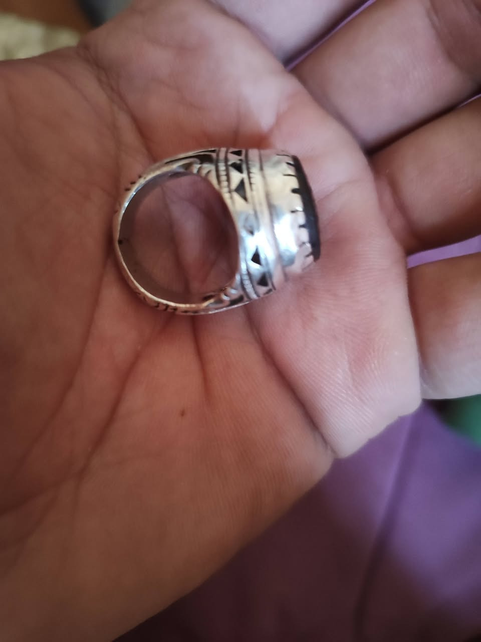 سلام عليكم محبس حديد صيني مختوم يوم 27 رجب صياغه قديمه و ثقيله قيم باليرضه الله وخذ مكاني نجف ***********
