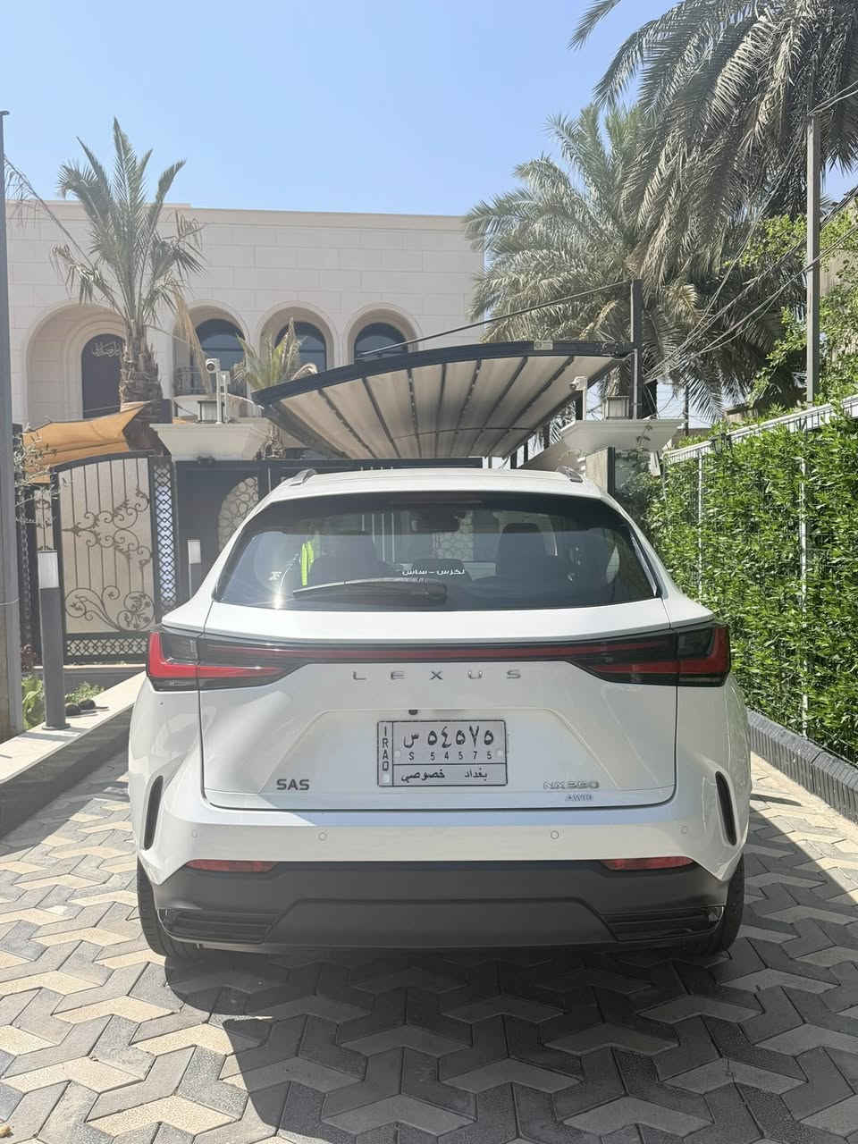 السلام عليكم 
لكزز 2023 nx 350 للبيع 
السيارة وكالة لكزز بغداد اخذتها زيرو 
ماشيه 45,000 كيلو 
كلين تايتل محرك 2,000 تيربو
مواصفاتها اخت الفول 
بصمة 
كشنات كهرباء 
فتحة 
حساسات وكامرات 360 درجة 
دخول ذكي 
توقف اوتوماتيكي 
ومواصفاتها المعرفة 
رقم بغداد و سنوية ب اسمي تحويل ثاني يوم 
مكان السيارة: بغداد/الاعلام 
السعر: 350 ومجال للشراية
للتواصل: ***********
