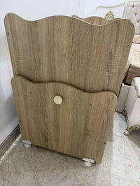 سرير للبيع نظيف جدا مع دوشك وكل ملحقاتها سرير متحرك وثابت ومع سكوتر شا...