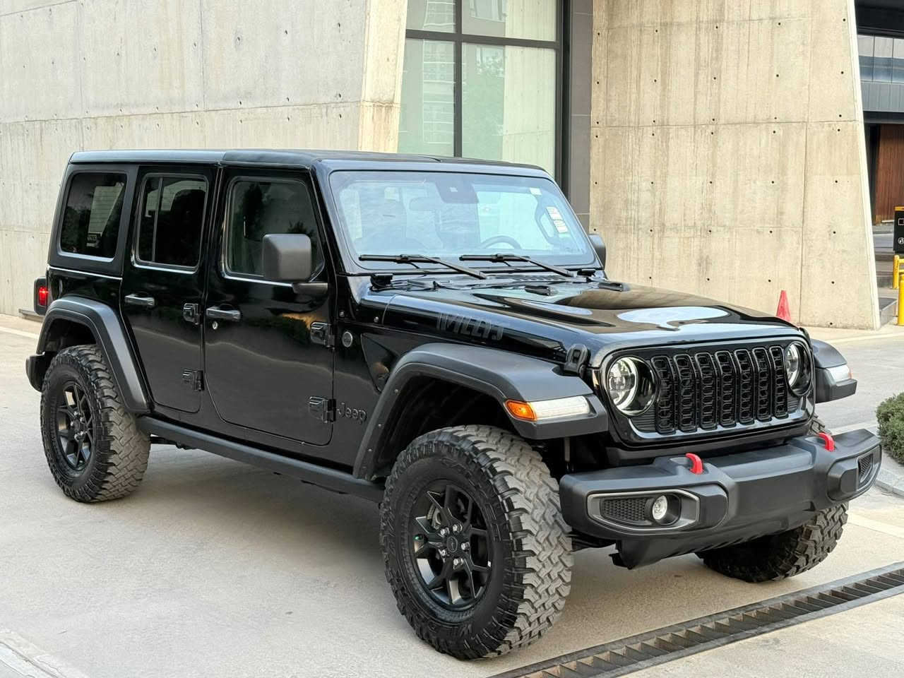 Jeep wrangler 2024 Willys V4 20 turbo Awd  ***********
ڕەنگ ڕەش مواسەفات . بەسمە . شاشە گەورە . کامێرا . ڕادار . ئاوێنە هیتەر . قفڵی اکسل . دەبڵ اکسل . ئۆتۆ ستۆپ . 10 هەزار ڕۆشتوە . 2 دەرگای گۆڕاوە بە بیلاد بێ بۆیاخ وەکو شوشە وایە سەیارەکە 3 مانگ کاتی لەگەڵا . مەکینە 4  پستۆن تۆڕبۆ ی بێ هایبرێد بەنزین زۆر کەم ئەخوات . 
سعر 270 $$  شوێن سلێمانی
