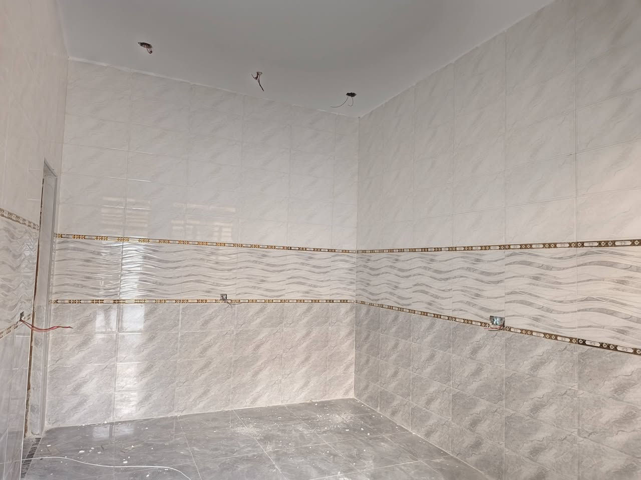 السلام عليكم واسعد الله اوقاتكم

يتوفر بيت للبيع  
#طابو ملك صرف زراعي عراقي وكاله ونسخه من الطابو  ولملاك موجود حي يرزق

مساحة البناء 200م
 
 بيت الركن 
يحتوي البيت على 
3 غرف  5×4
ديوان 8×4
مطبخ 5×4
هول 3×5
صاله 8×5
صحيات داخلي وخارجي
كراج سياره
وحديقه مرتبه 
 البيت بي مساحه ترك 
#البناءجديد 2026 درجه اولى وجاهز من كلشي  منطقه هدوئ ومتوفر بيها جميع  
 الخدمات ماء كهرباء مدارس قريبه مستوصف سوك كافة الخدمات متوفره
البيت فارق وجاهز للسكن 
البيت يقع على شارع 10م  اناره الشارع كله

#العنوان : بصره ابي الخصيب كوت ثويني ////   قريب على صيدلية كوت ثويني //
البيت يبعد عن الشارع كوت ثويني التبليط100م 

( السعر  135  وبي مجال ) ***********
