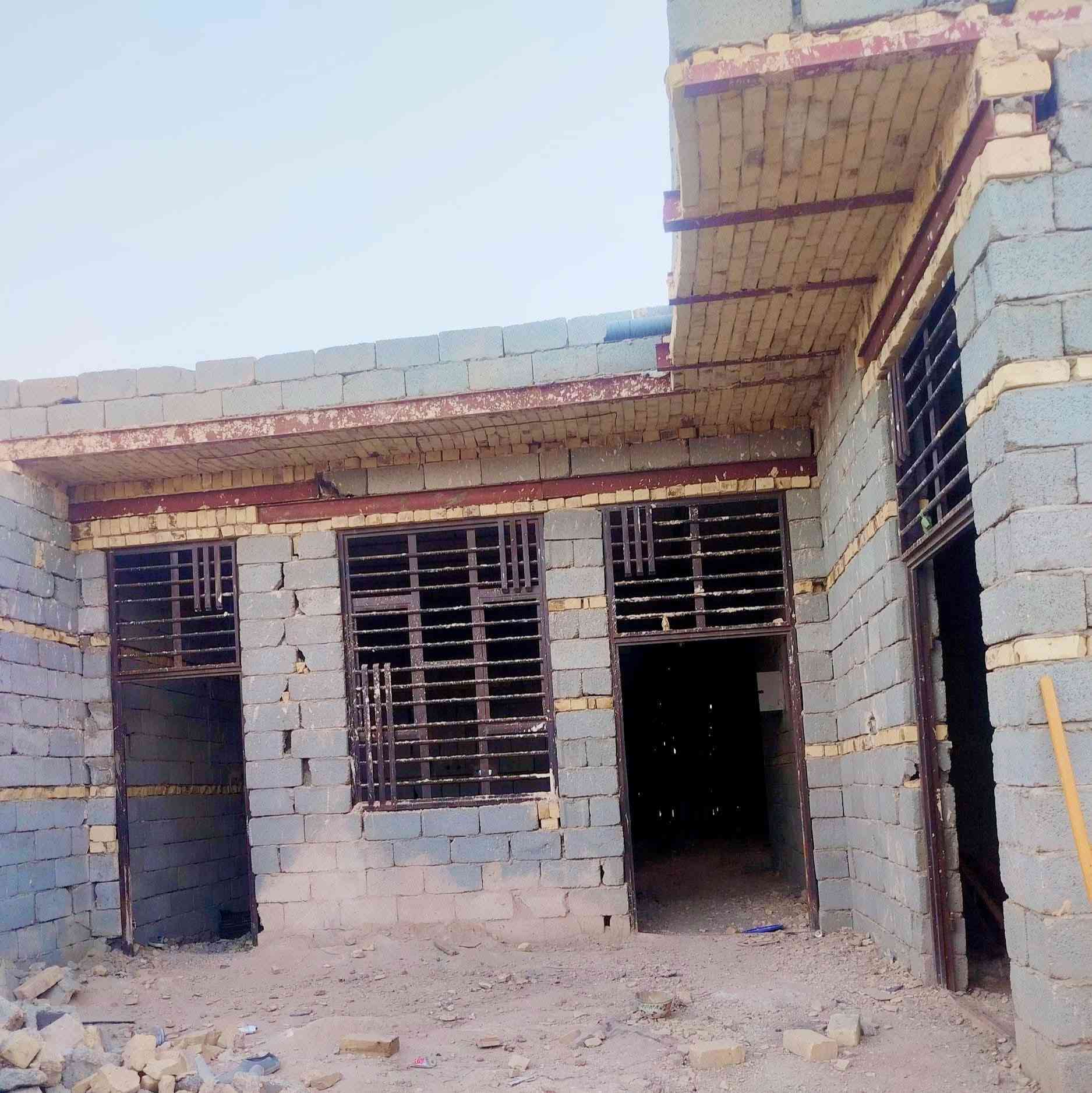 بيت 250متر بتلو كونكريت بناءبلوك كرهبائي عكاده غرفتين وصاله ومطبخ وستقبال وطارمه جبيره العنوان السبل الاوله قرب مولد بهاء مقابيل محل ابو حوراء البيت مشمول بلتطويب وجهد الهندسي مرقم حاليآ جاي يشتغلون بلخدمات  واصله اله ماي ومجاري وتبليط يصير بلباب سعره 45وبيه ساحبين ستمراه كبل تخليه الوصل بأسمك مال تمليك مجال والشراي يخابر *********** او***********
