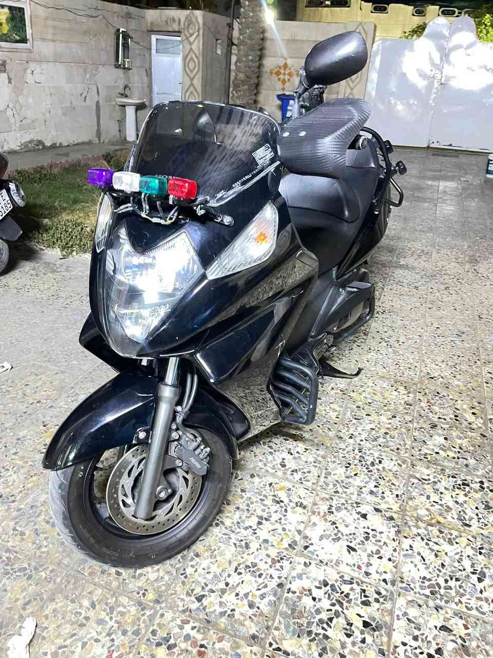 سلام عليكم شباب سلفر ونج بوليسي  
دراجه جديده ونضيفه ومكفوله كفاله عامه دراجه
مكينه 400cc
ماشيه28الف حقيقي. 
السعر 26 ورقه وبيها مجال بسيط حك الجيه 
مكاني بغداد حي او(***********)

