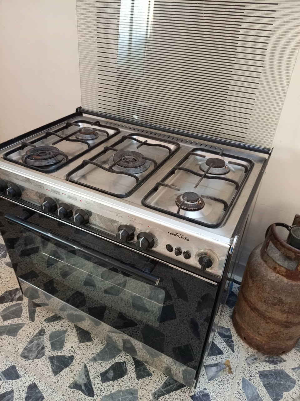 طباخ شغال مابي عيب 
السعر 140 
جانب الايمن مشيرفه


**إذا كنت صاحب هذا الإعلان وتريد حذفه لأي سبب، رجاءا أرسل رسالة إلى الدعم الفني**
