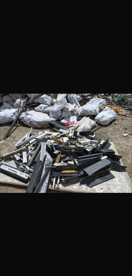اشتري مسطره الالمنيوم شرط النضافه لا نايلون ولا حديد الكيلو ب 3100 مطروح داخل بغداد وين مكانك اجيك وايضا فضله الالمنيوم مال كصات المعامل *********** علما فلوس نقدا
