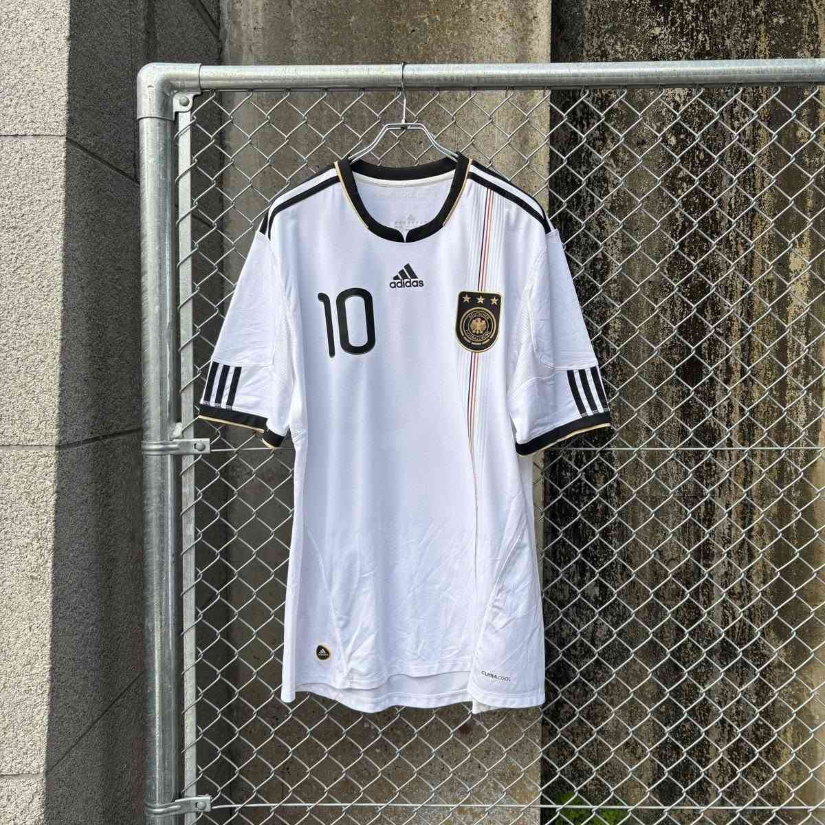 منتخب ألمانيا الأساسي لعام 2010 من شركة Adidas، ويتميز بالرقم 10 الخاص باللاعب لوكاس بودولسكي


**إذا كنت صاحب هذا الإعلان وتريد حذفه لأي سبب، رجاءا أرسل رسالة إلى الدعم الفني**