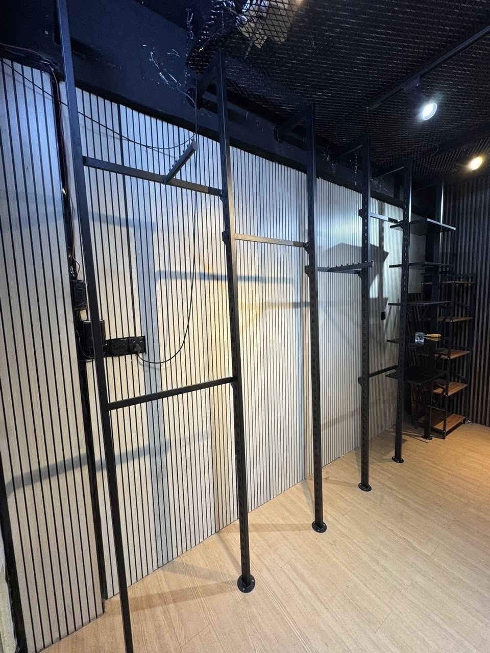 ستاندات ودنك لـ اصحاب محلات الملابس مستخدم شهر 1 ڪولش نضيفات بسعر مناسب *********** واتساب فقط
