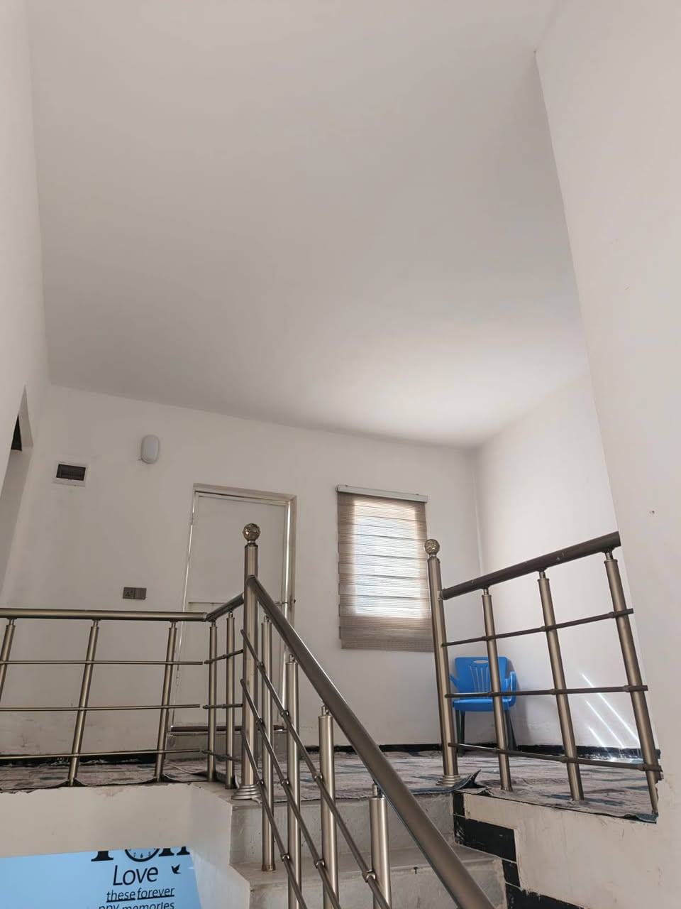 دار سكن طابقين للبيع 
في مجمع الدوح السكني 
مساحة 214 متر شارع 20 وأمامه شارع 15 يعني كدامك ماكو جار بوجهك شارع مثلث..
اربع غرف وصالتين وبراني وصحيات داخلية وخارجية ومطبخ وكراج..
البيت مرتب وتشطيب داخلي شخصي.
مطلوب للدولة 86 مليون تسديد شهريا 460 الف
النقد باليد 77 مليون 
للاستفسار 
***********
***********
