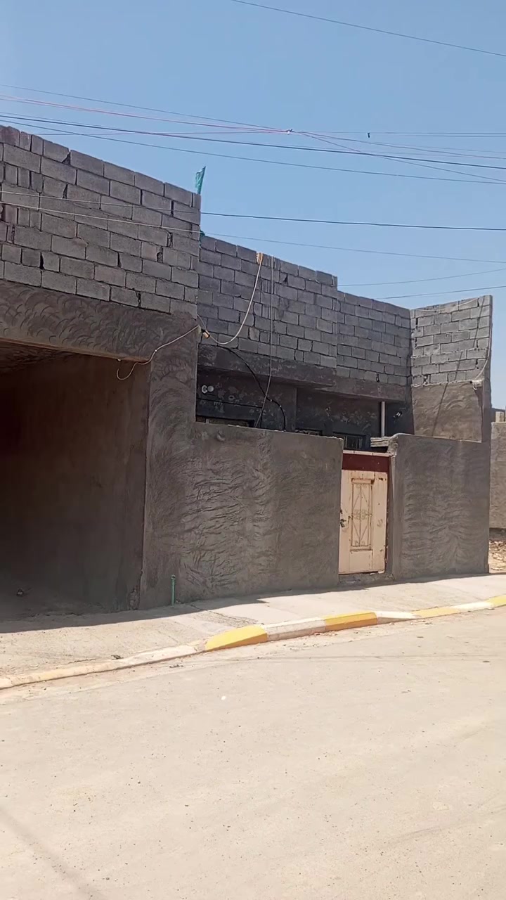 مشتمل للبيع مساحه 125م الوجه 10 والنزال 12 ونص طابو صرف حي السلام ركن على شارع 30 تجاري يبعد عن شارع حي السلام الرءيسي 100م طابق واحد طابوق مسلح اساس رفت بناء 2023 يحتوي على استقبال وغرفه نوم وصاله ومطبخ وصحيات ومحلات عدد 2 سعر 65 وبي مجال قليل  شراي يجي خاص او يتصل على ***********
***********
