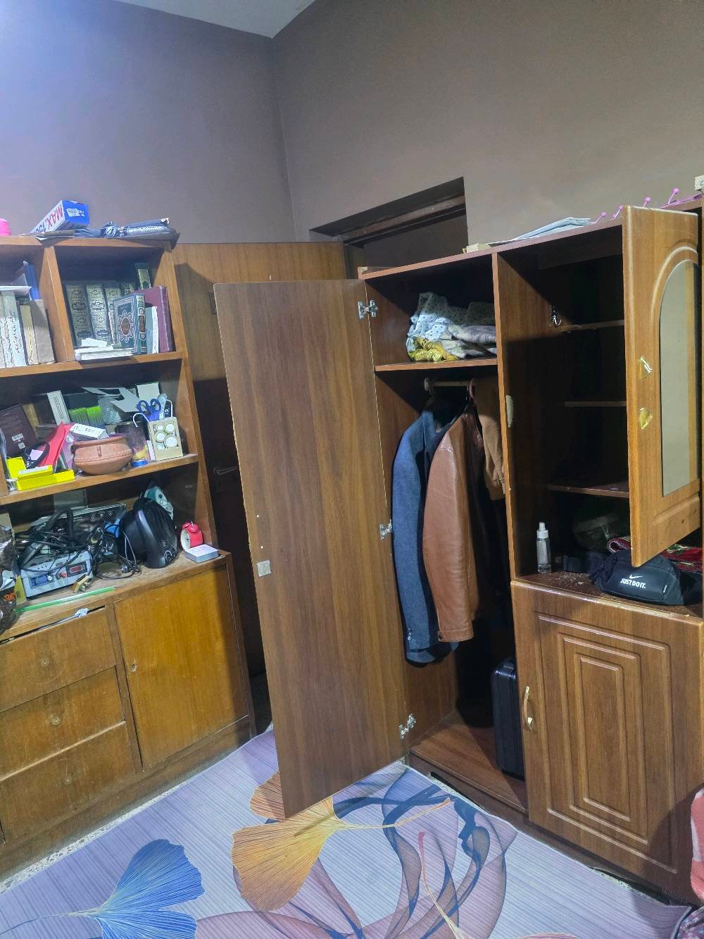 العنوان / سيدية / حي الاعلام 
دولاب ملابس مثل ما موضح بالصورة 