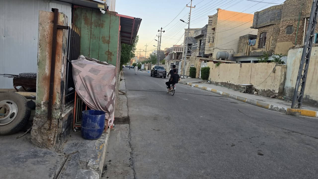 السلام عليكم
بيت للبيت حي المعلمين ٢ قرب جامع سيدنا سعد 
المساحه ٢٤٠م
واقع الحال ٢٦٤م
البيت ركن مقابيل حديقه خضراء 
يتكون من 
٣ فرفة نوم ومطبخ وصاله واستقبال 
للاستفسار 
***********
