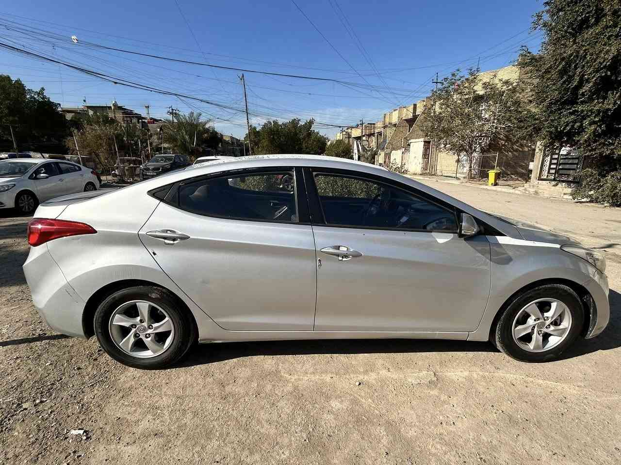 السلام عليكم 
سيارة هونداي أفانتي
مشروع وطني تتحول بأي دائرة بغداد بالحسينية مثلا 
رقمها واسط والسيارة باسمي تحويل ثاني يوم 
 موديل 2014 محرك GDI 1600 وارد كوري 
مكفولة كفالة عامة كير و محرك وشاصي
 عده بس بيها صبغ بالجاملغ الخلفي سبب طخة صارت بالهلال (هنا بالعراق)
 بدون دواخل و السيارة نظيفة كلش تخم تاير جديد وباتري جديد و هذا سونارها  
السعر 105 بي مجال بسيط جدا
مكان السيارة بغداد
رقم تلفون 
*********** 
***********(واتساب مراسله فقط)
