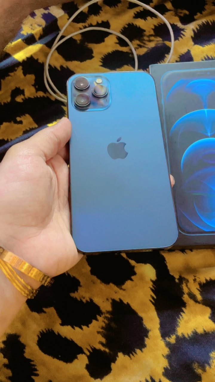 سلام عليكم ايفون 12برو ماكس نضافه 100ماداخل اي تصليح بغداد***********شاحنه سعر 525
