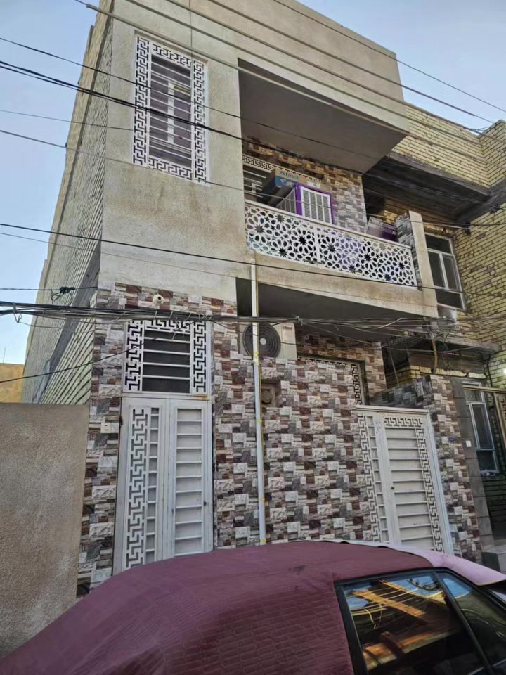 السلام عليكم متوفر بيت للايجار بحي المعلمين 100 متر طابق ارضي منطقة معروفة حي المعلمين 
غرفتين نوم 💤 مجموعتين صحيات وصالة ومطبخ والبيت جديد عائلة صغيرا حصراا 
للاستفسار هاتف 📞 ***********
او مراسلة وات ساب مع العلم انا صاحب الدار
