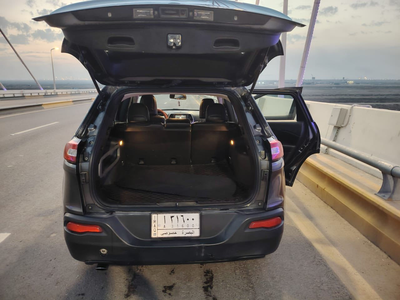 جيب شيروكي (بزون)
#الفنة: لاتيتيود
الموديل :2018
ا#اللون: اسمنتي 
#اللوحة:رقم بصرة تحويل مباشر  سياره  بنت و استخدام شخصي /صدر جديد وحداديه جديده وتايرات جدد 
توجد خدوش بالدعاميه بسيطه 
الحادث : وارد امريكي دعاميه فقط بدون تبديل  موضح بالصور  
‏1C4PJLLB5JD584321 رقم الشاصي
سياره ماشيه بامريكا 50 وبالبصرة 40
السعر 145 ورقه بيها مجال 
المواصفات:-
(1) محرك 4 سلندر2400 
(12 كشنات جلد (اصل)
(3) كاميرا خلفيه 
(4) شاشه كبيره للتحكم في ايعازات السياره
(5) تبريد  وتدفئه قطعتين امامي خلفي
(6) منافذ USB
[7) سستم صوت متكامل مع دمام خلفي
(8) تحكم سترين جهتين
(9) نضام ABS مانع انزلاق
(10) كشنات كهرباء
(11) بدون ايرباك
رقم الاتصال /***********
عنوان السياره//الحيانية شارع السيد
