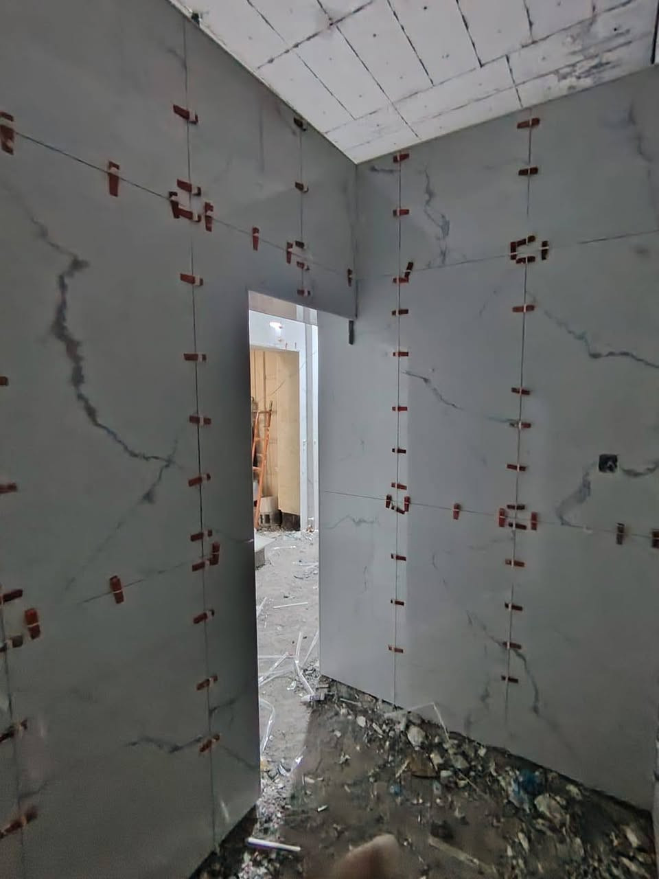 السلام عليكم خلفه سيراميك ارضي جداري شغل مضبوط متفرغ حالين ***********
